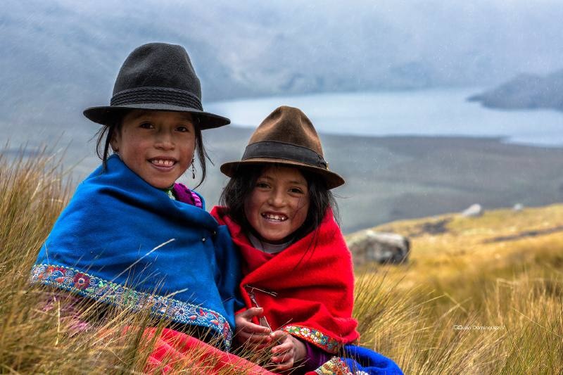 Fotografía de Juan Dominguez, Tomado del Universo https://www.eluniverso.com/noticias/2019/07/24/nota/7439331/postal-dos-ninas-indigenas-gana-torneo